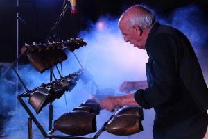 Gianni Atzori con il suo Erbekofono durante una serata