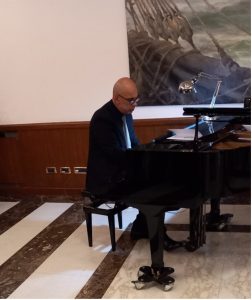 Il maestro Antonio Barbagallo al pianoforte