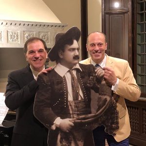 Marco Scolastra e Mark Milhofer con immagine di Caruso